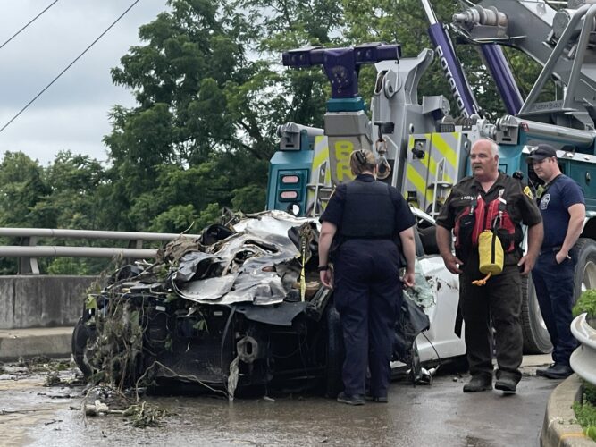 Video: Cars being removed from Wheeling Creek at Junior Avenue Bridge in Elm Grove